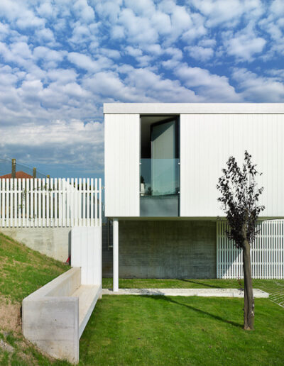 Casa modular de hormigón con fachada de madera pintada