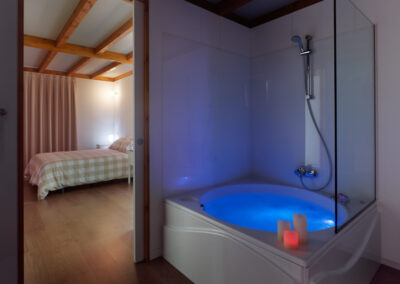 Jacuzzi y habitación en cabaña de madera