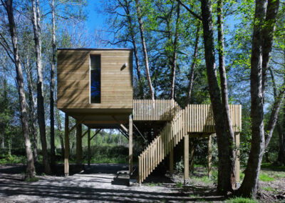 Cabaña de madera entre los árboles