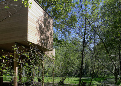 Cabaña de madera elevada