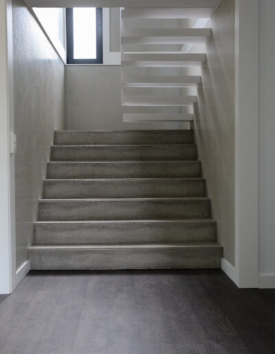 Escaleras en casa de hormigón de dos plantas