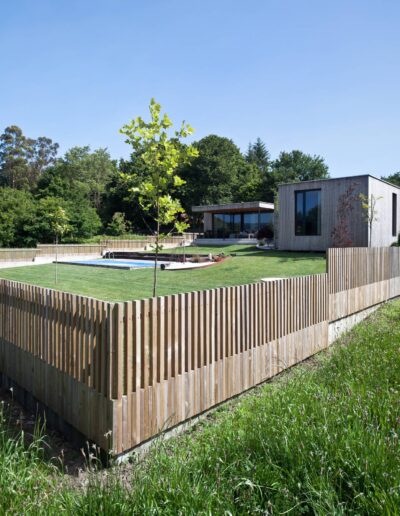 Casa de hormigón con fachada de madera y piscina