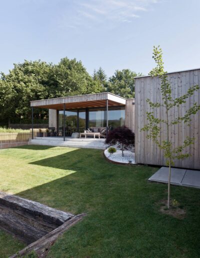 Casa de hormigón con fachada de madera y piscina