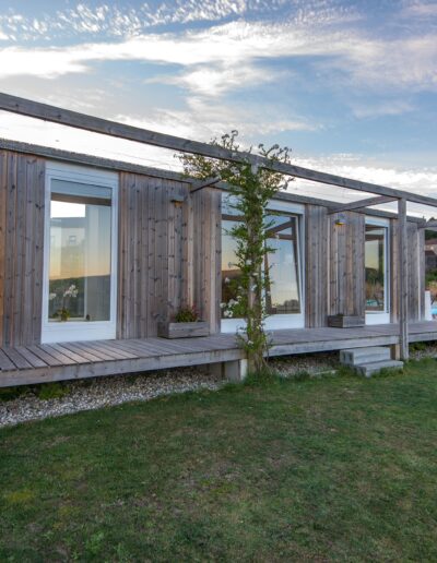 Terraza de madera en casa modular