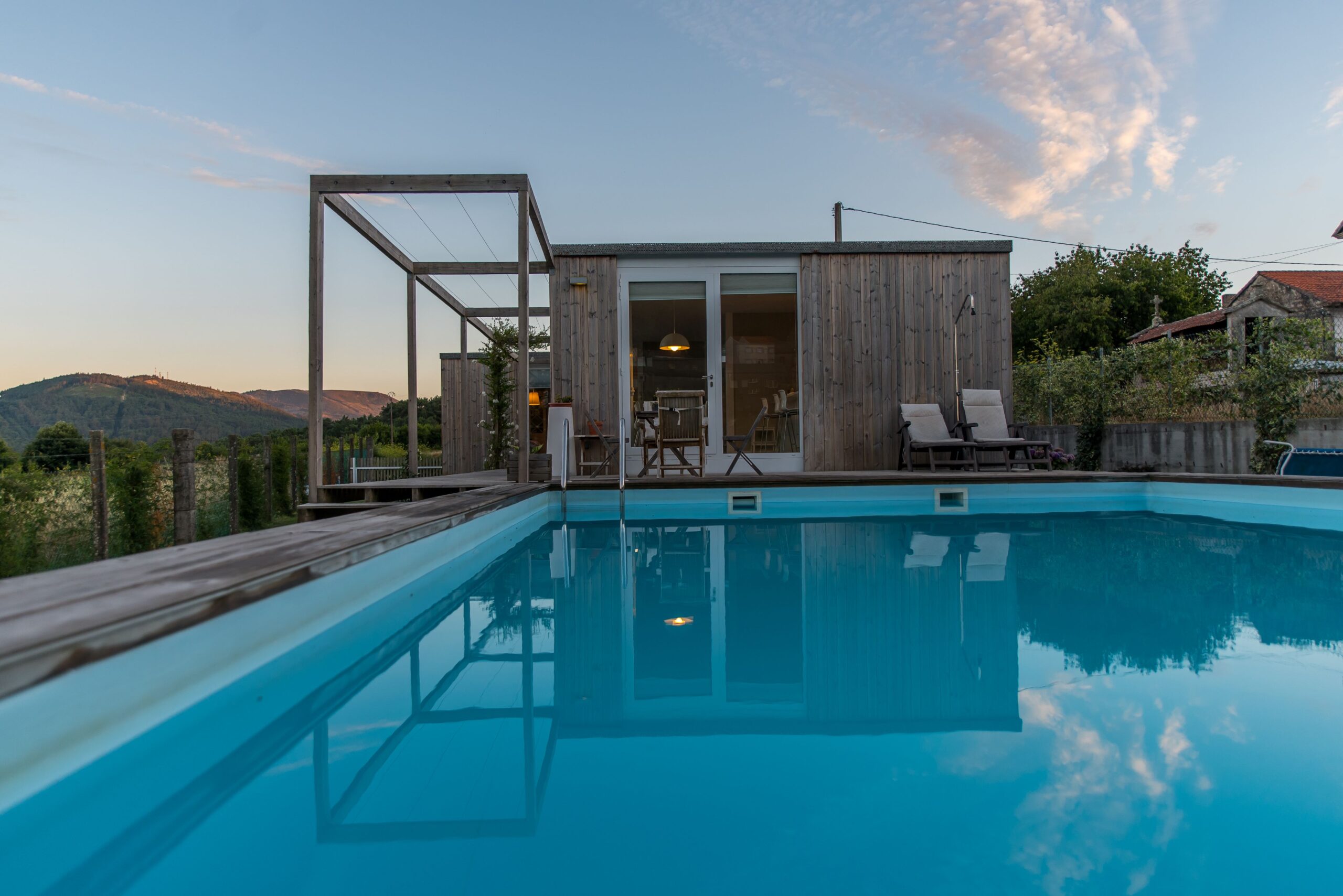 Casa de dos plantas con estructura de hormigón y fachada de madera