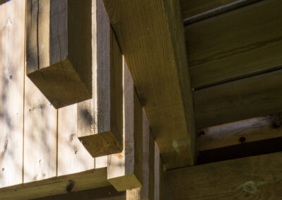 Detalle fachada cabañita de madera