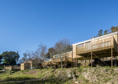 Cabañas de madera en parque natural