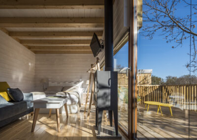 Interior y exterior cabaña madera Aloia