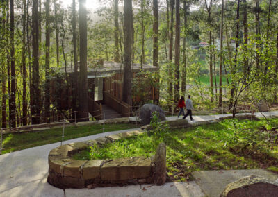 Casitas de madera accesibles en los árboles: el reto arquitectónico de Cabanas sen barreiras