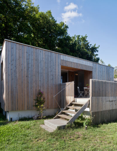 Fachada y Terraza de madera y terraza en casa de hormigón