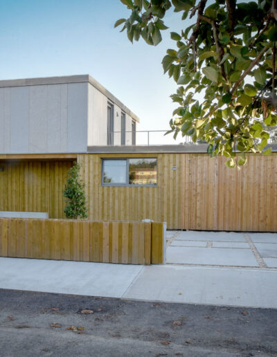 Casa de hormigón con fachada de piedra y madera