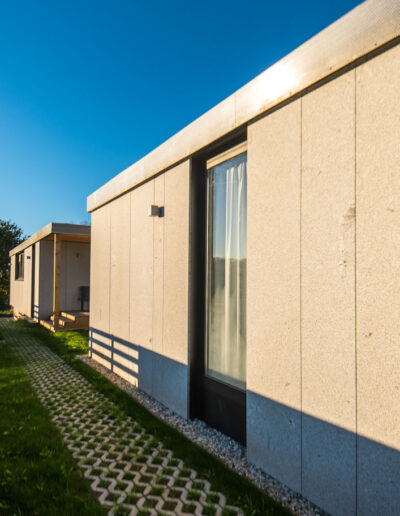 Casa de hormigón con fachada de piedra y madera