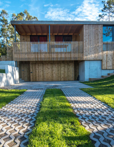 Casa de hormigón con fachada de madera y semisótano