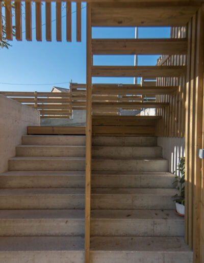 Escaleras en casa de hormigón