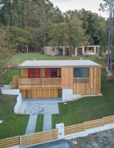 Casa de hormigón con fachada de madera y semisótano