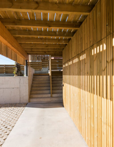 Casa de hormigón con fachada de madera y semisótano