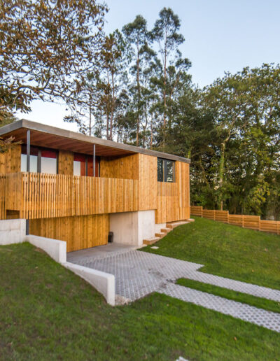 Casa de hormigón con fachada de madera y semisótano