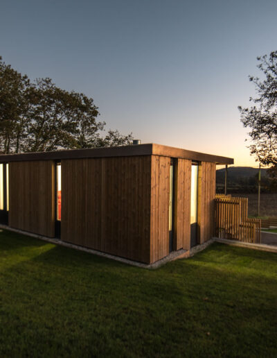 Casa de hormigón con fachada de madera