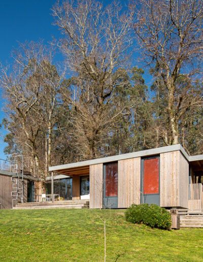 Casa modular con porche de hormigón y madera