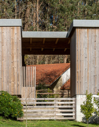 Entrada casa desde garaje