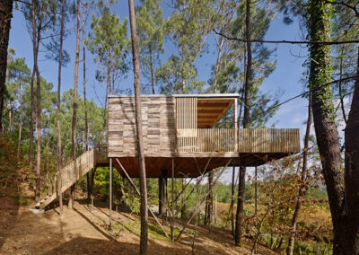 Cabaña de madera elevada