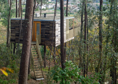 Cabaña de madera elevada