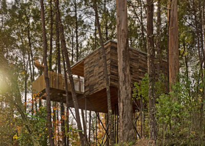 Cabaña de madera elevada