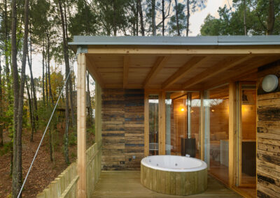 Jacuzzi exterior en cabaña de madera