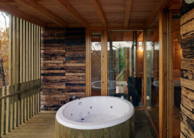 Jacuzzi exterior en cabaña de madera