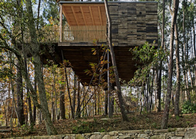 Cabaña de madera elevada