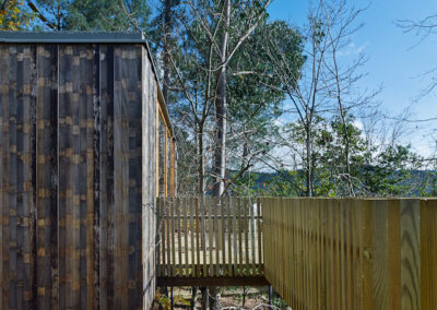 Cabaña de madera elevada