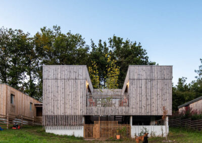 Casa de estructura mixta con fachada de madera