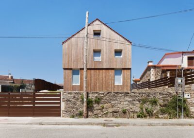 Casa de estructura mixta de madera y hormigón